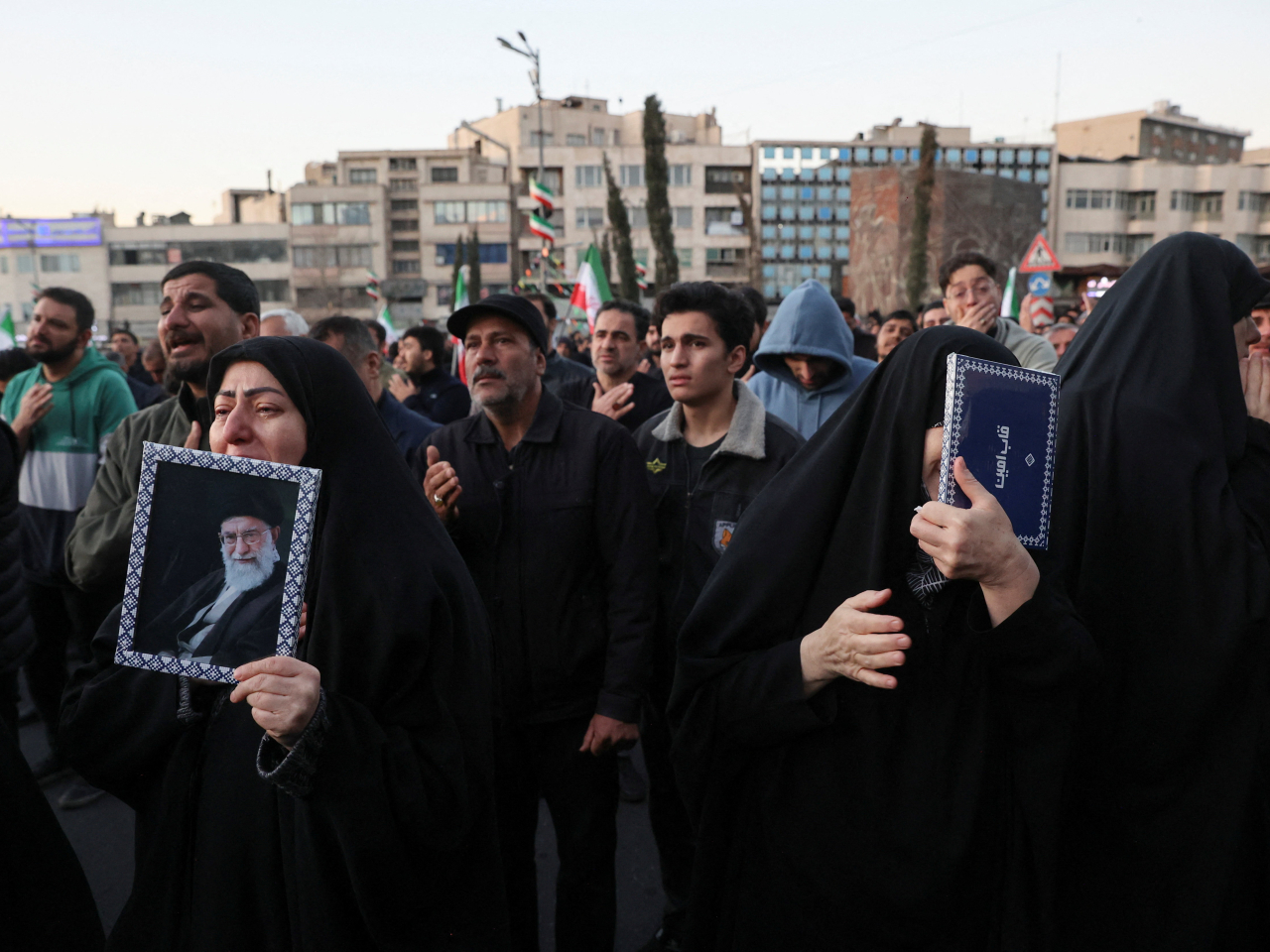 哈梅內伊的死訊傳出後，德黑蘭有民眾手持哈梅內伊的肖像上街哀悼。（路透社）