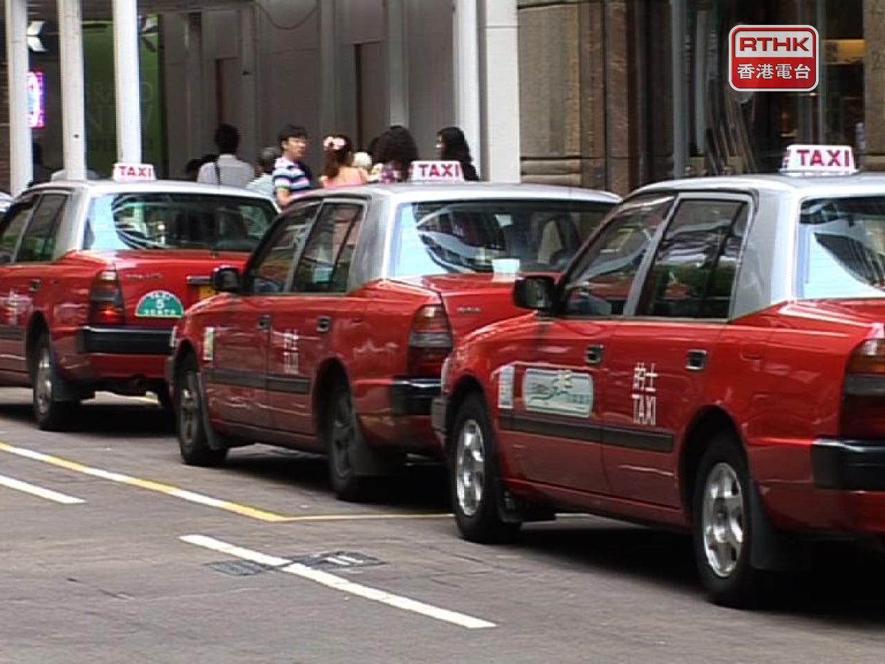 4月1日起，的士司機至少要提供兩種電子繳費媒介，方便乘客。（港台圖片）