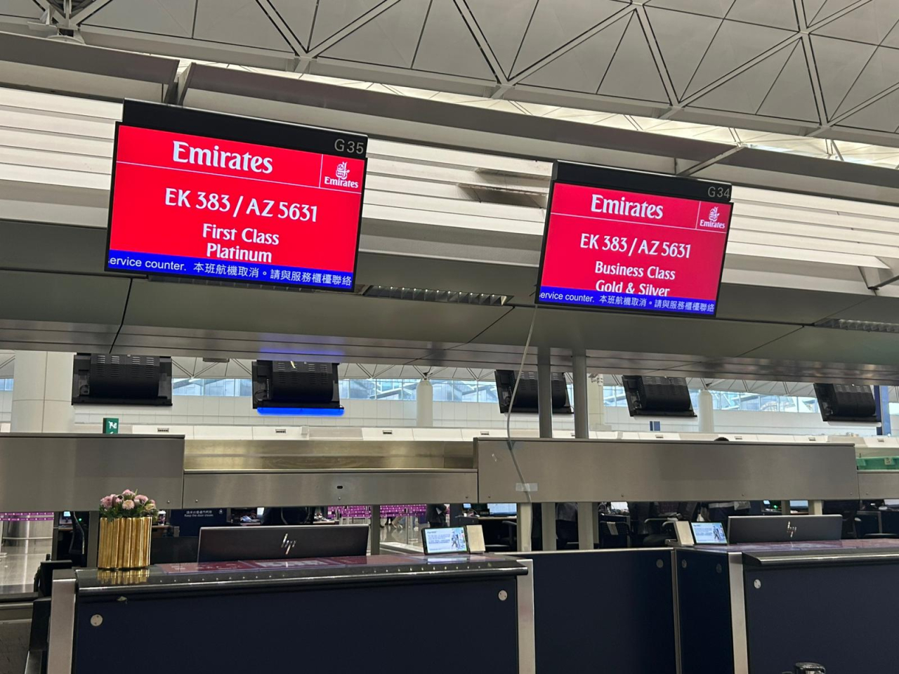 香港國際機場有航空公司設特別櫃枱，協助受影響乘客處理機票事宜。（鄧穎琳攝）