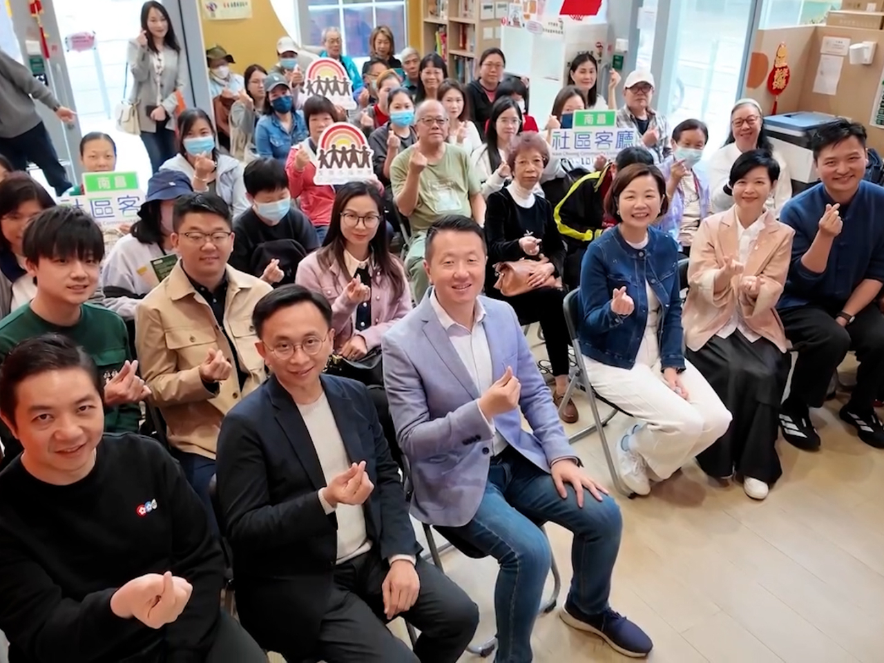 何永賢聯同立法會議員及多名深水埗區議員，到南昌社區客廳與分間單位住戶座談。（何永賢社交專頁截圖）