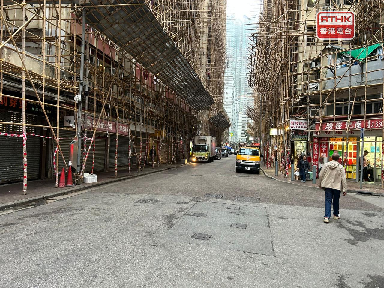 土瓜灣美景街下午懷疑有地底電纜冒煙，事件中無人受傷，毋須疏散。(施華駿攝)