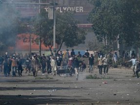 部分人試圖向美國大使館推進，遭警方發射催淚彈和用警棍驅散。（法新社）