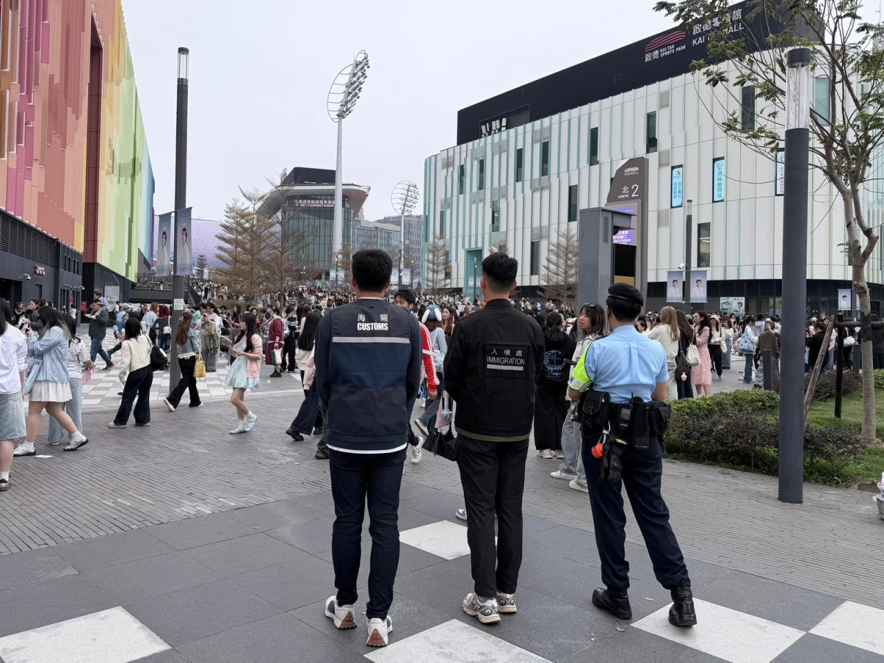 多個政府部門一連兩日於啟德體育園附近採取聯合執法行動。(政府新聞處)