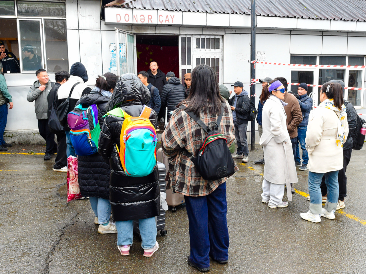 18名中國公民昨日從伊朗，經阿塞拜疆南部阿斯塔拉，撤離至阿塞拜疆境內。（新華社）