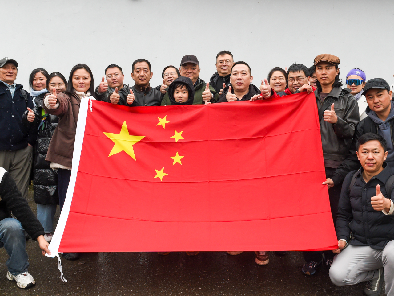 18名中國公民昨日從伊朗，經阿塞拜疆南部阿斯塔拉，撤離至阿塞拜疆境內。（新華社）