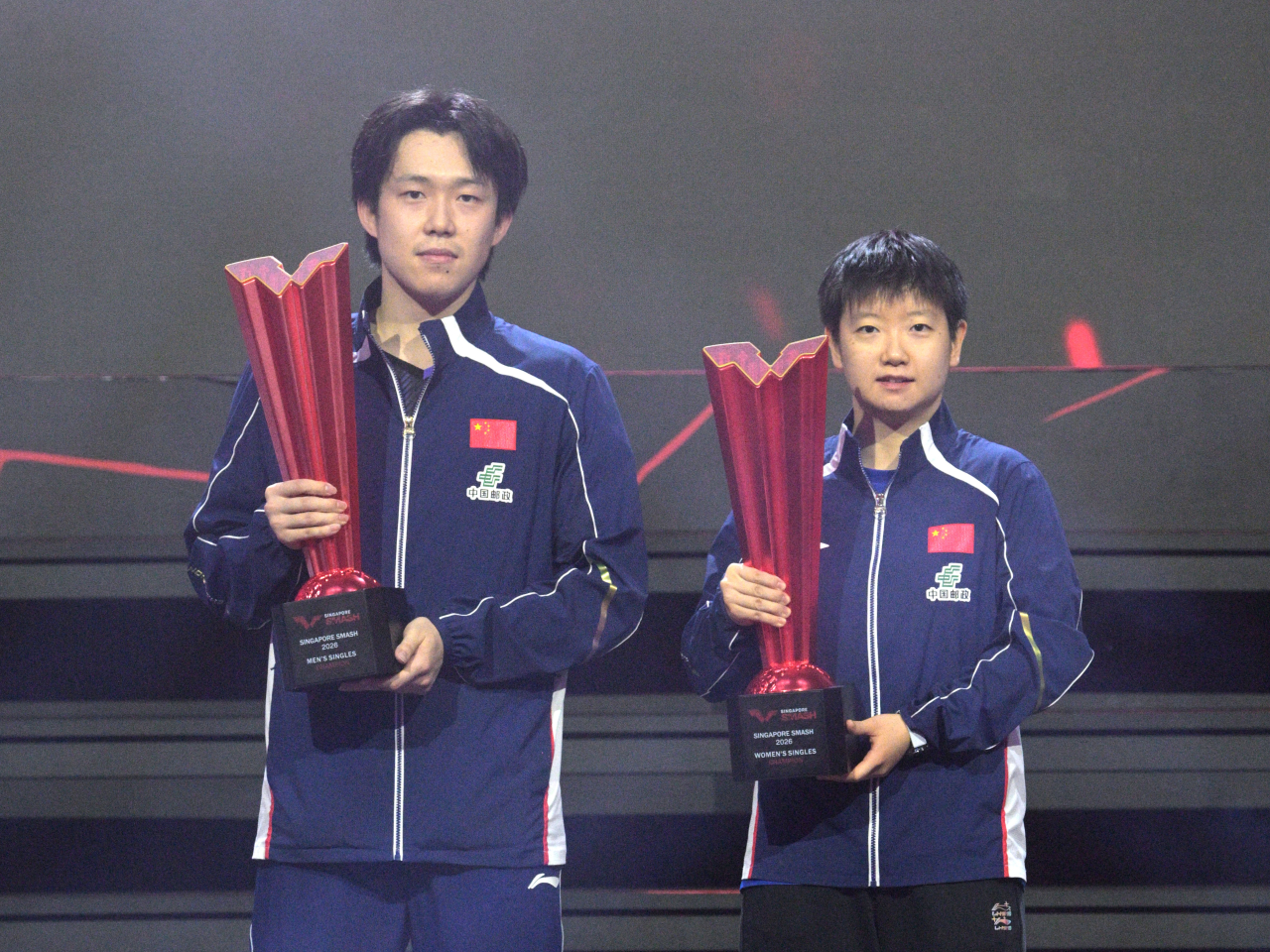 世界乒乓球職業大聯盟新加坡大滿貫，王楚欽、孫穎莎分別奪得男女單冠軍。（新華社）