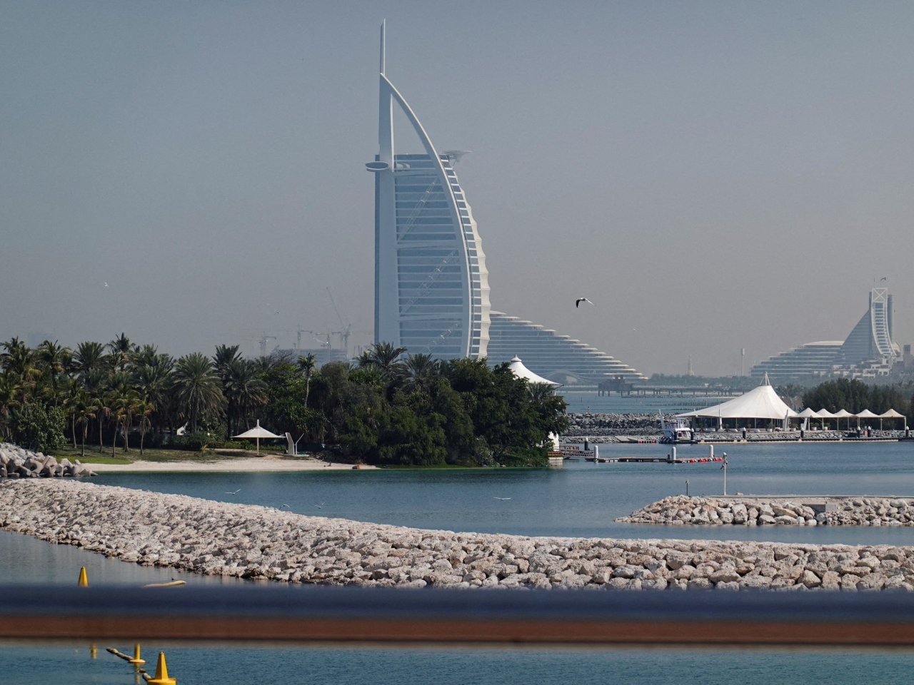 根據阿聯酋官方信息，目前有超過2萬名境外旅客滯留當地。（路透社）