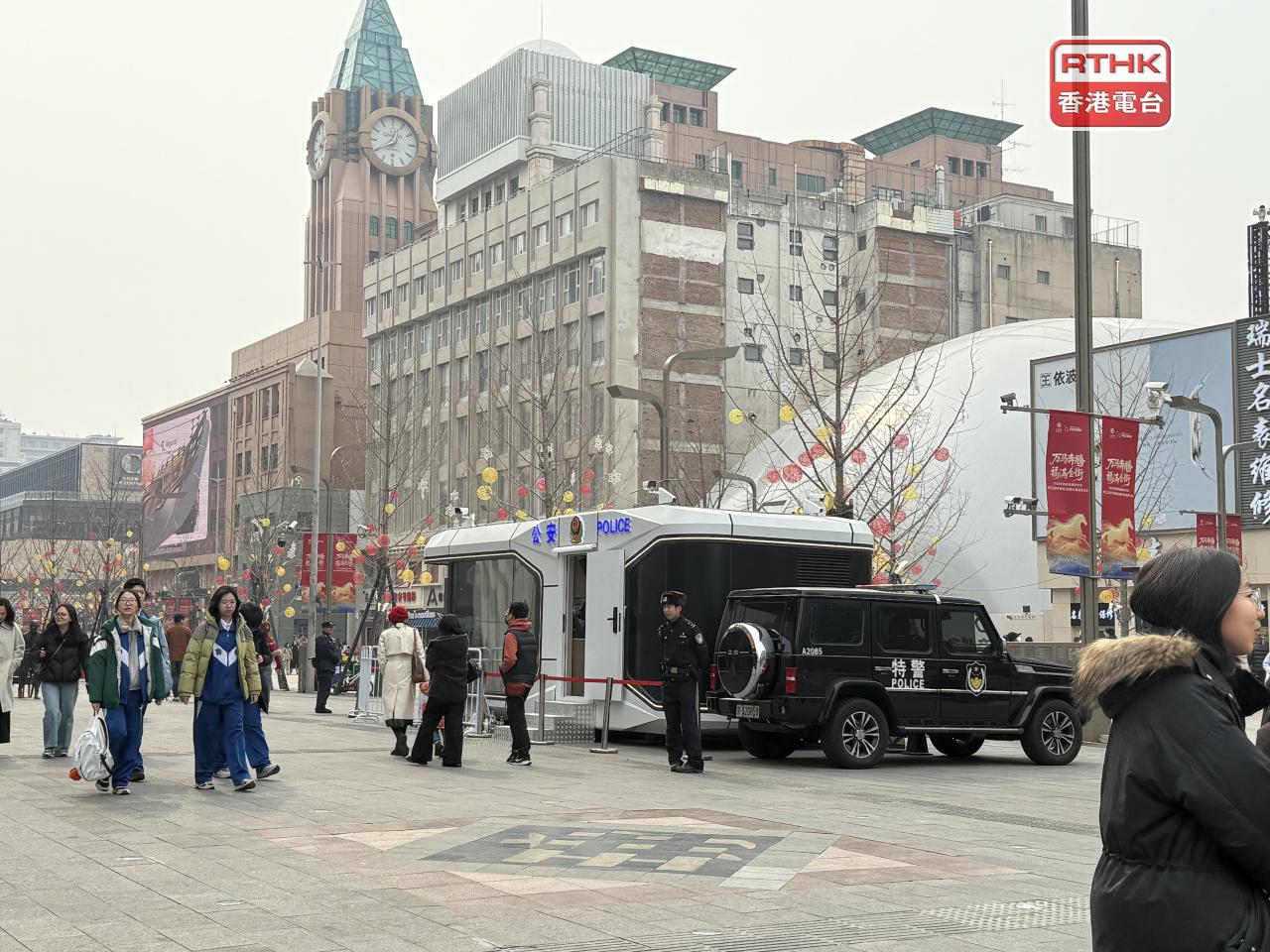 北京街頭見到有保安人員站崗。（陳曉筠攝）