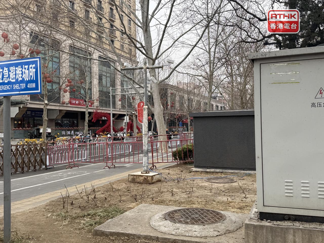 政協入住的酒店外，架設了重重鐵馬。（陳曉筠攝）