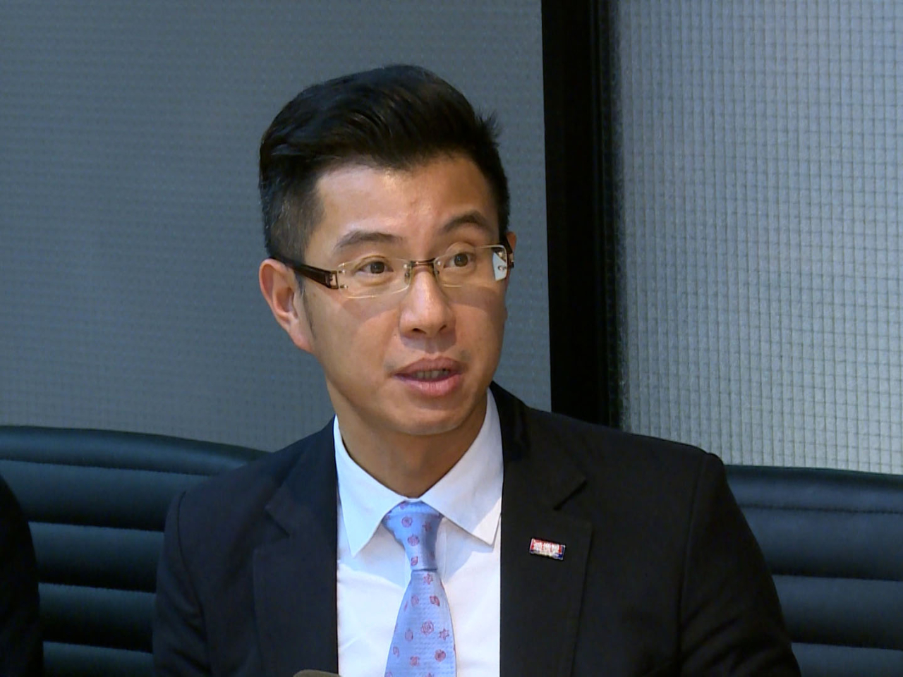 袁振寧表示，迪拜一些景點已關閉，有部分則照常營業，他不鼓勵團友外出。（港台圖片）