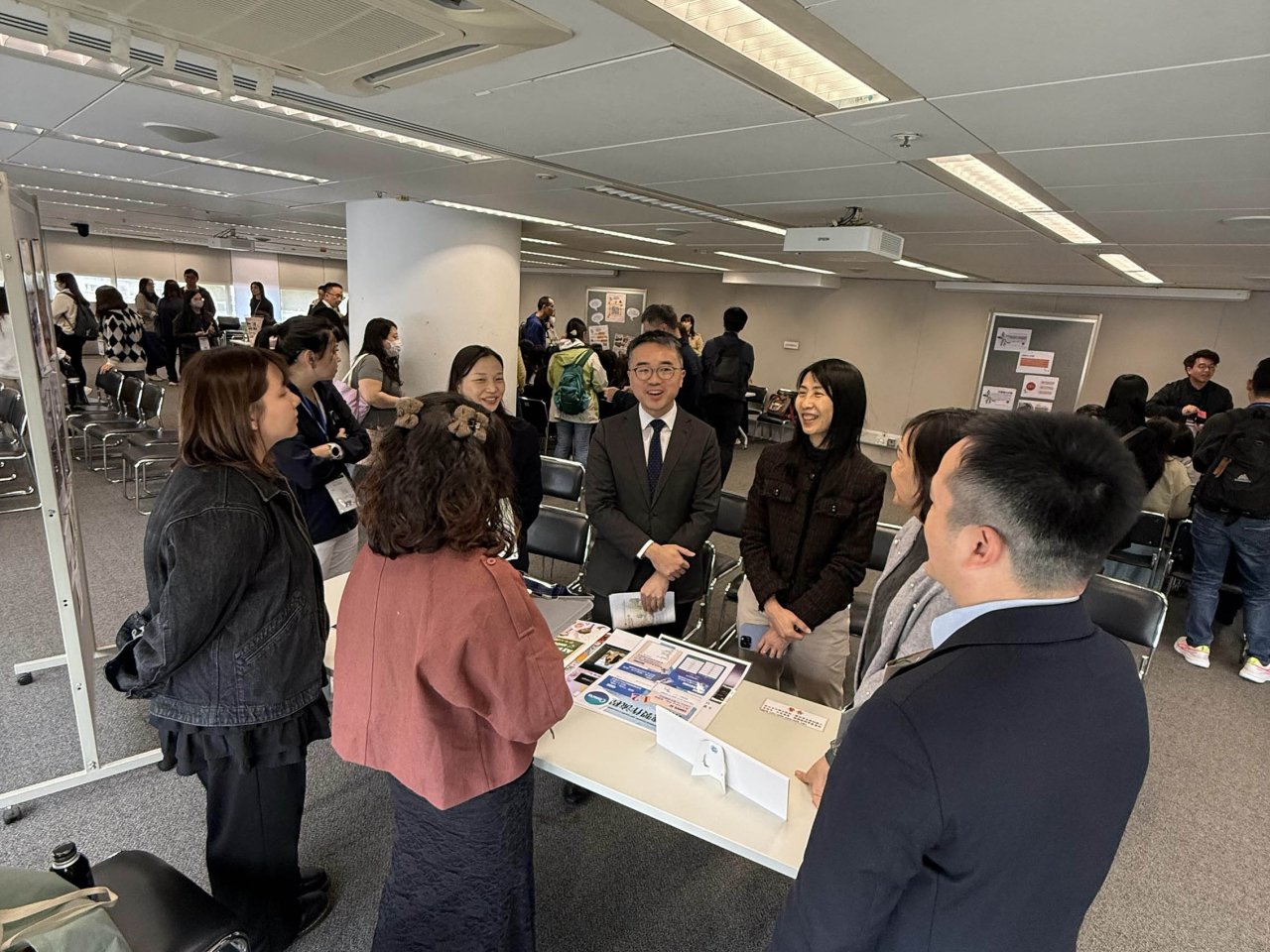 施俊輝與特殊教育需要統籌主任交流，分享運用人工智能支援有特殊教育需要學生的經驗和得着。（局中人語）