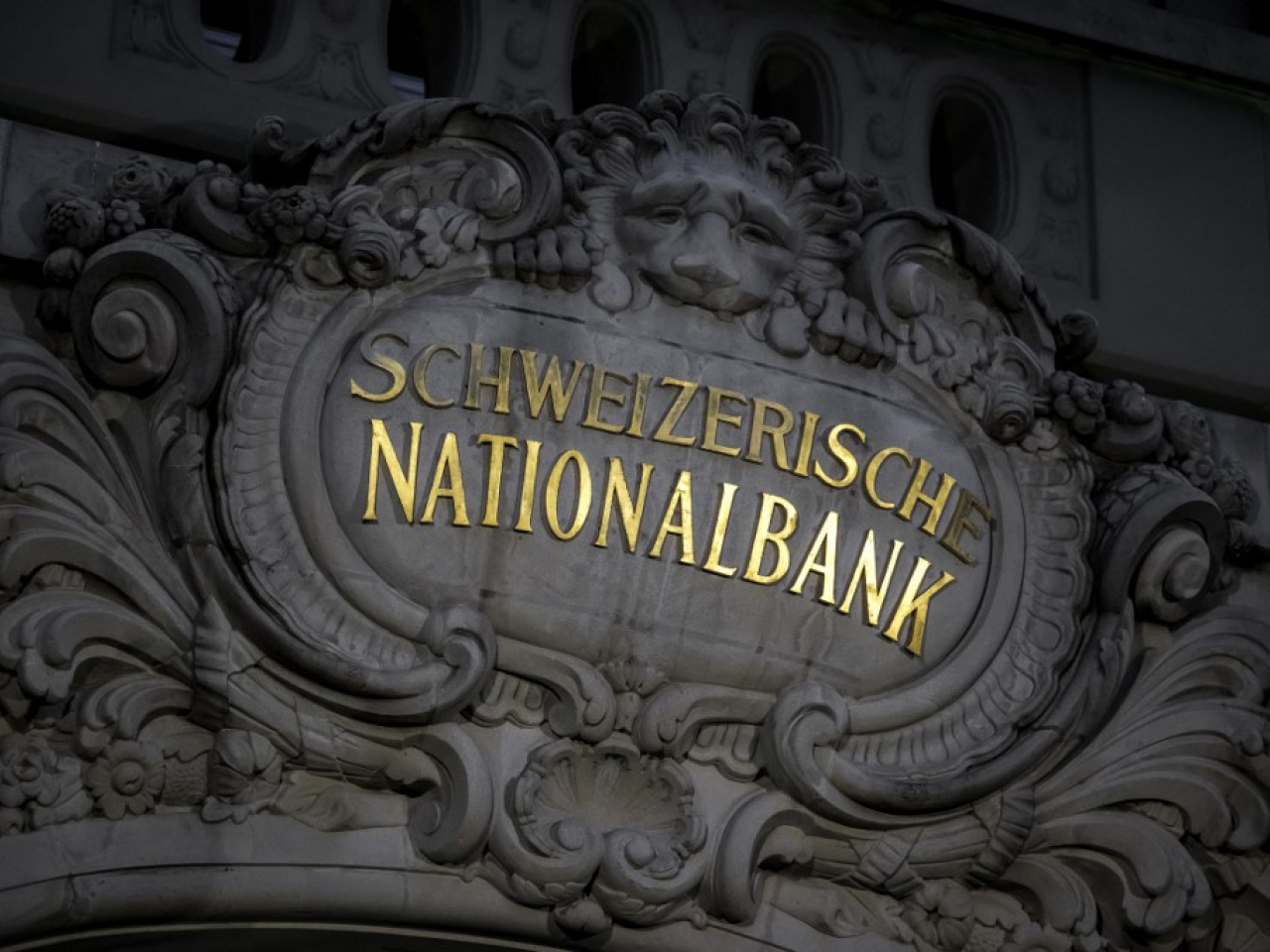瑞士央行稱，已準備遏制瑞士法郎過度升值，指出這種趨勢危及瑞士價格穩定。（法新社資料圖片）