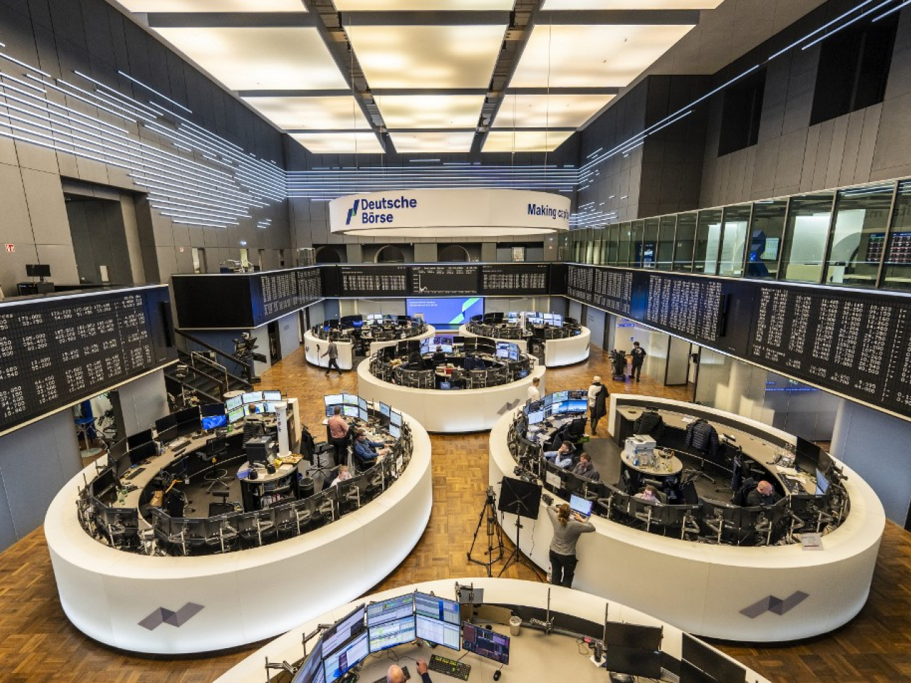 歐洲股市初段急挫，西班牙股市跌逾3%；德國DAX指數報24719點，跌逾2.2%。（法新社）