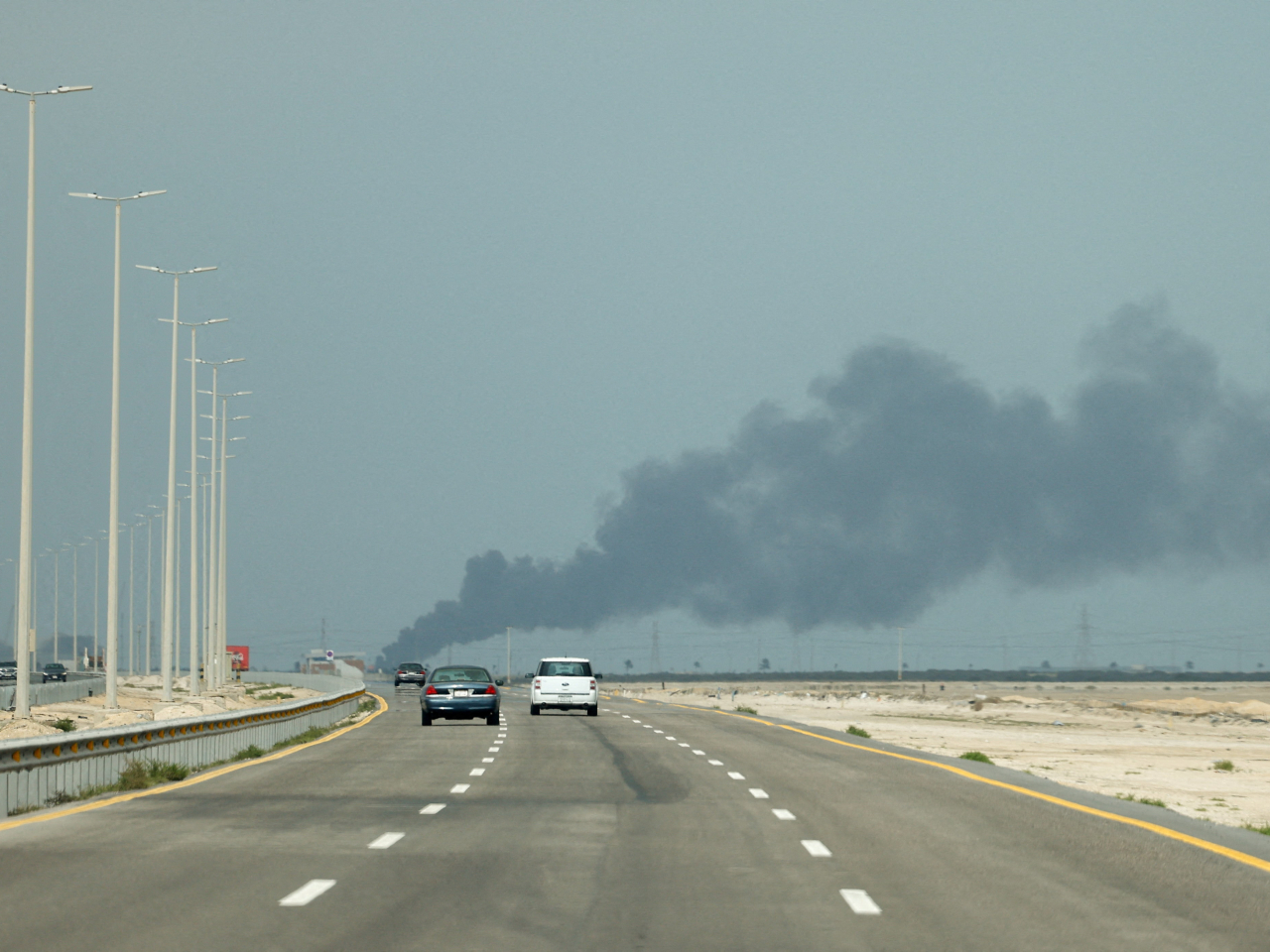 沙特阿美的一座煉油廠遭到無人機襲擊。（路透社）