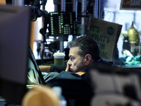 美股初段受壓，3大指數開市後曾跌逾1%，其後跌幅收窄。（法新社資料圖片）