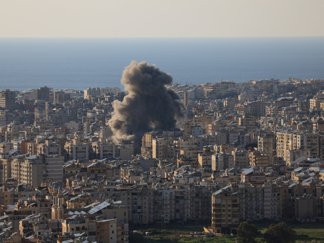 中東地區衝突擴大，以色列國防軍表示，正在黎巴嫩全境打擊真主黨目標。（路透社）