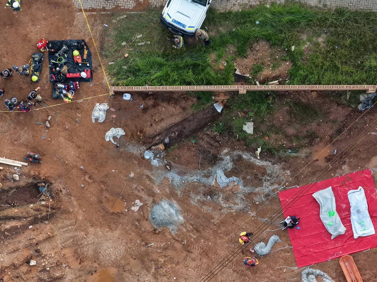 事發在當地時間星期一下午，約翰內斯堡一個商業園區，一幢興建中的建築物突然倒塌。（路透社）