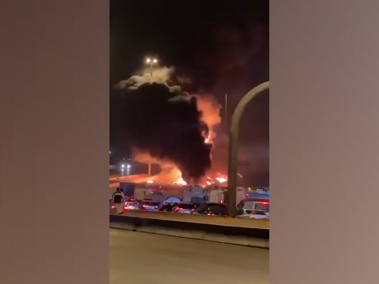 美國駐沙特大使館，遭受無人機襲擊後起火（網上片段截圖）