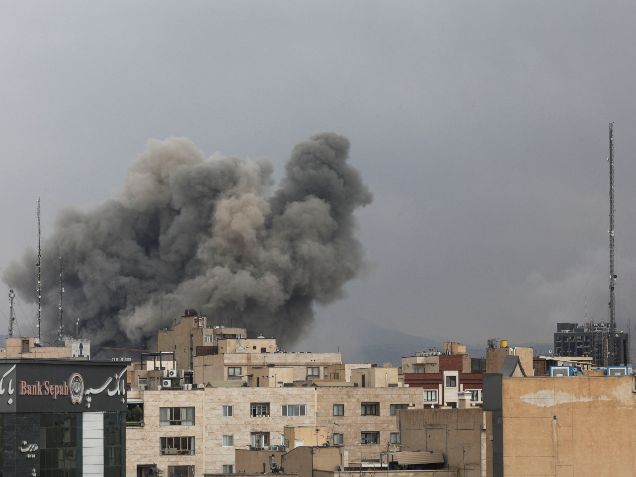 伊朗首都德黑蘭遭受空襲。（路透社）