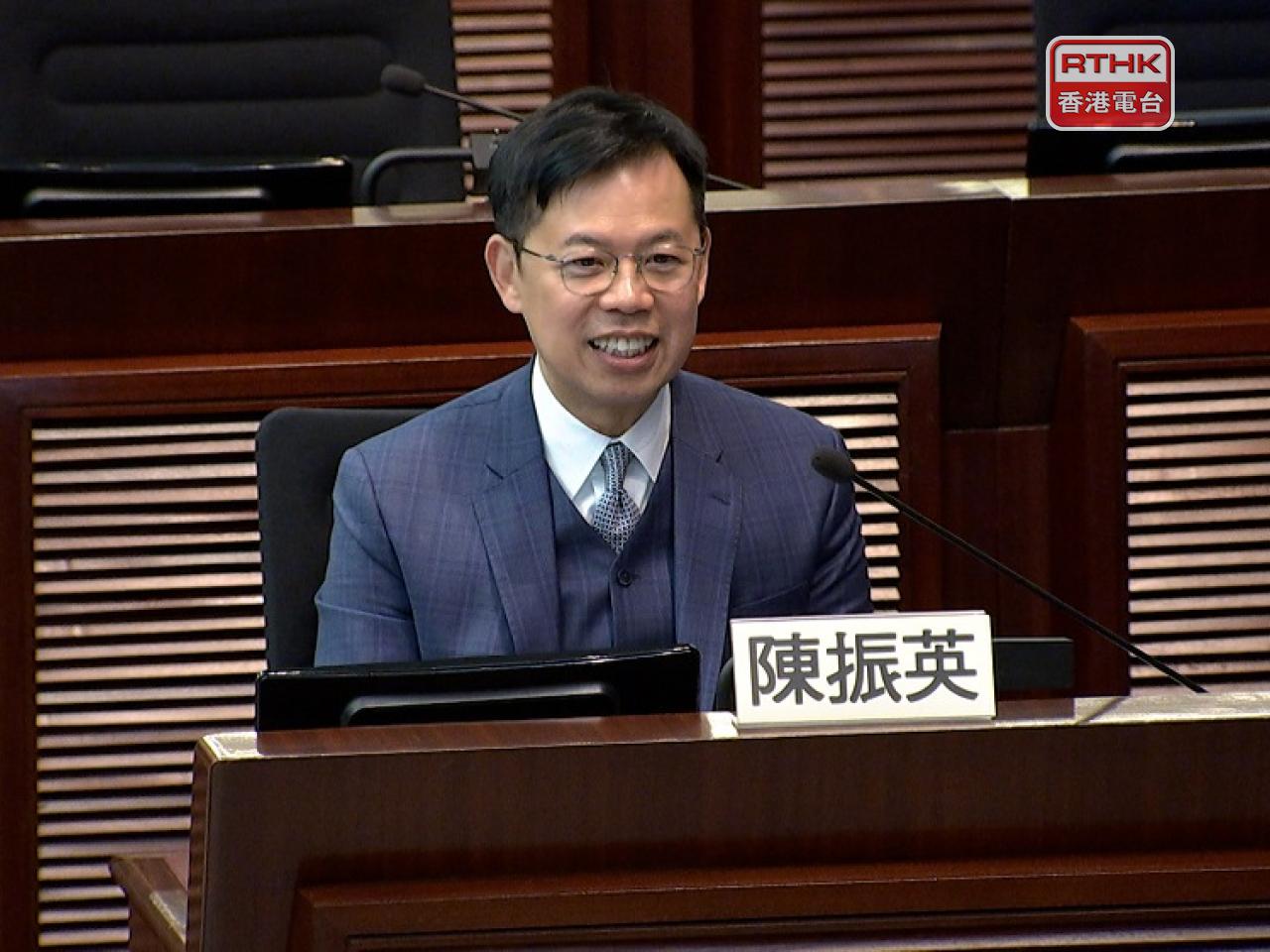 陳振英說，香港可運用資本市場優勢引入創新融資方式。（港台圖片）