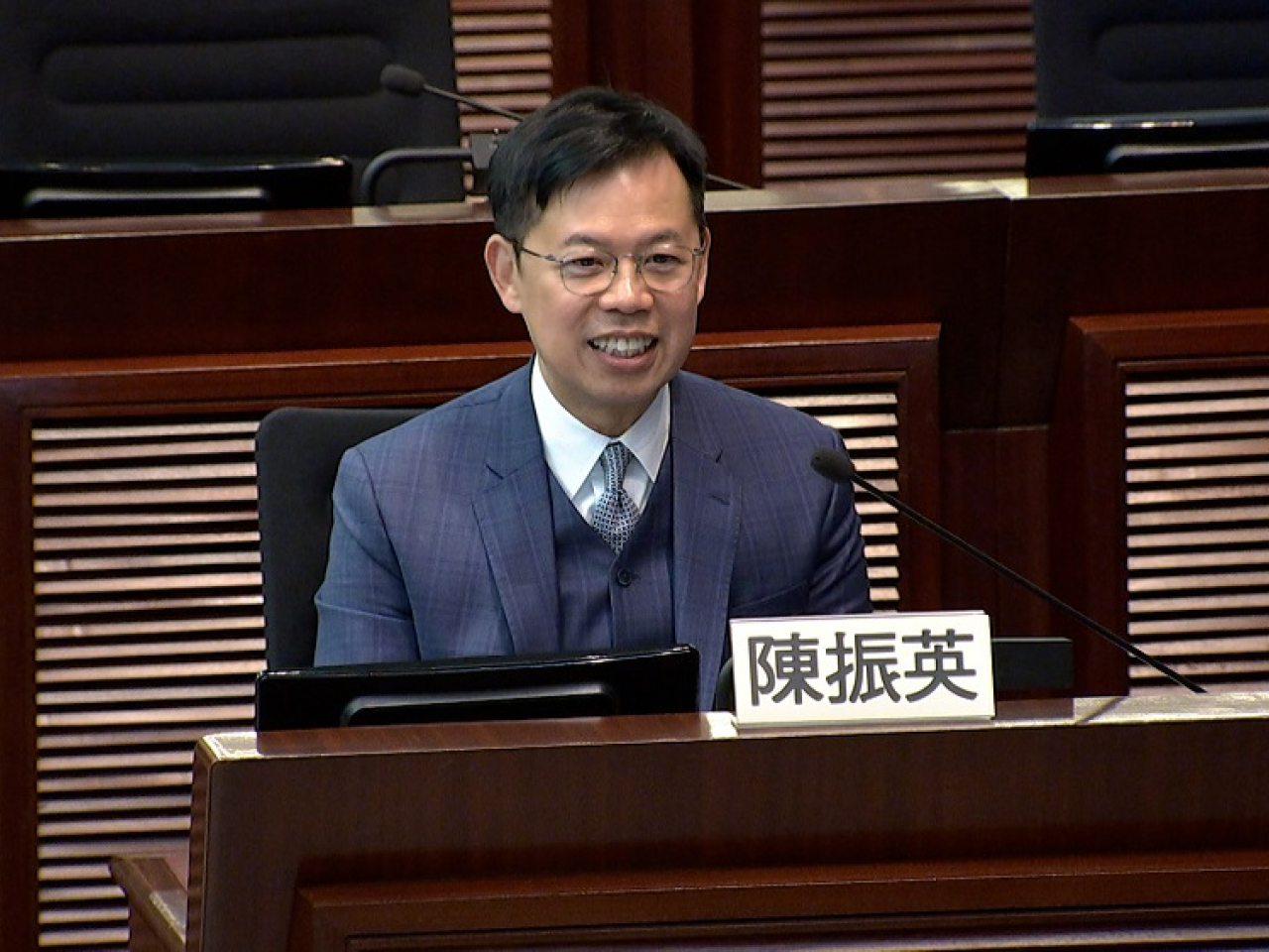 陳振英說，香港可運用資本市場優勢引入創新融資方式。（港台圖片）