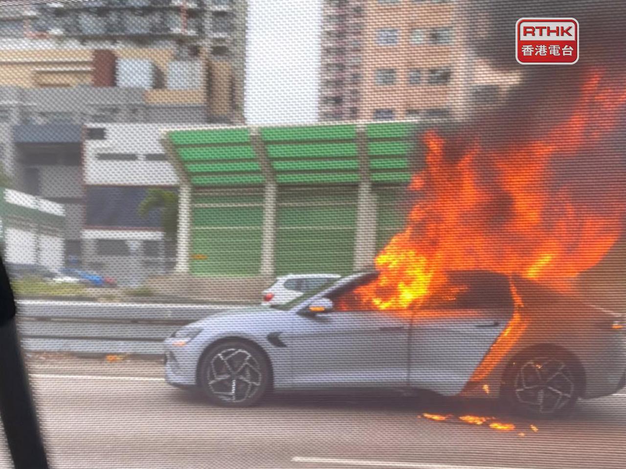 一輛私家車下午2時在屯門公路往洪水橋方向起火。（網上圖片）
