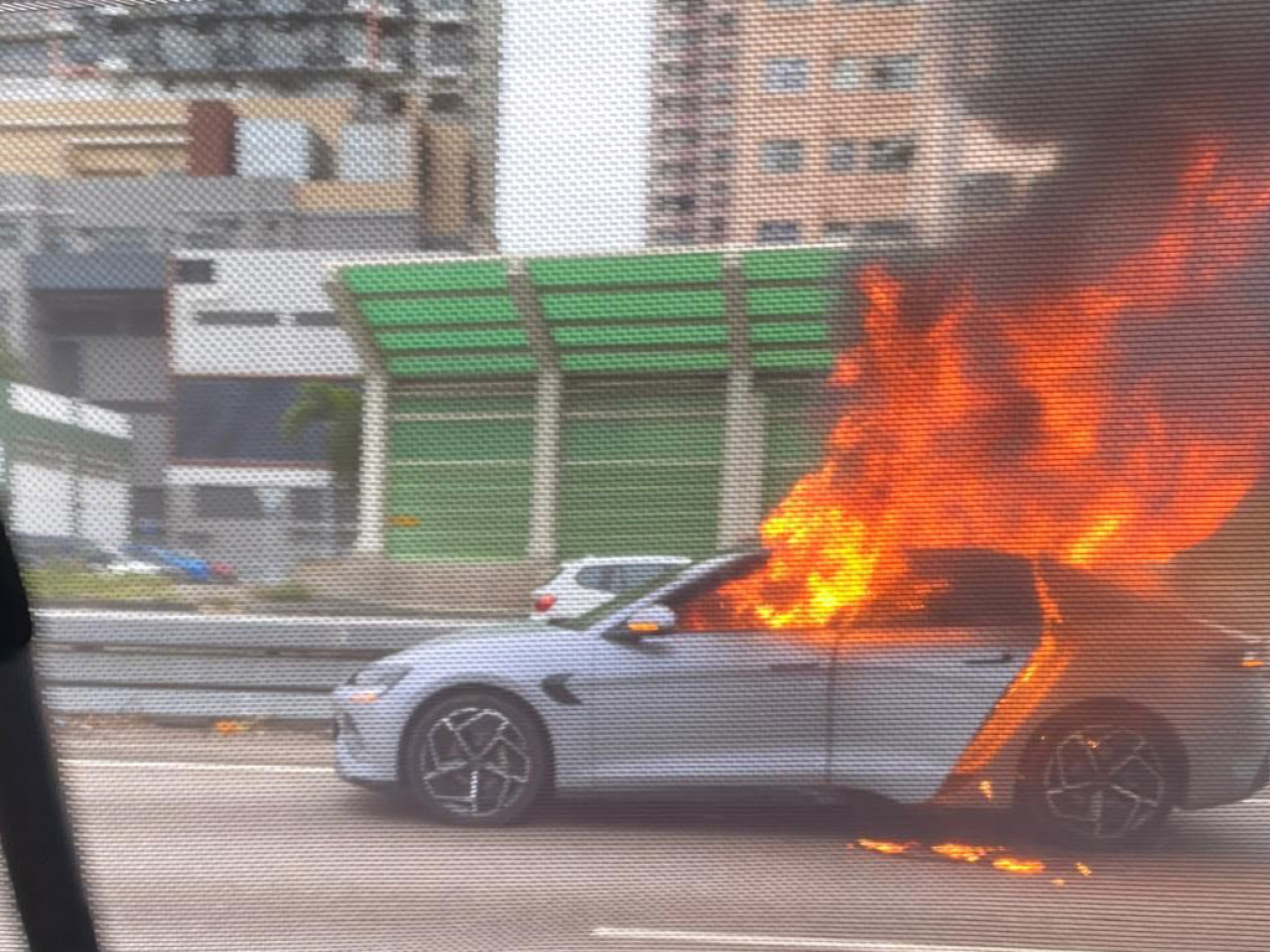 一輛私家車下午2時在屯門公路往洪水橋方向起火。（網上圖片）