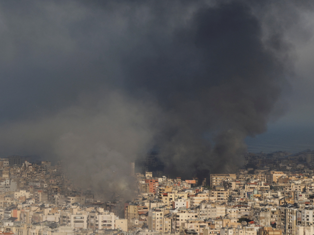 黎巴嫩南部有建築物被擊中冒煙。(路透社)