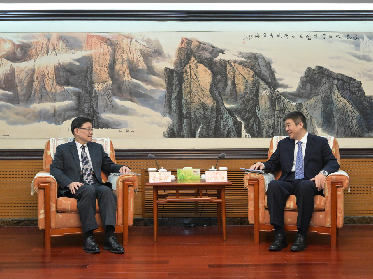 李家超（左）在北京與中國民用航空局局長宋志勇（右）會面。（政府新聞處）