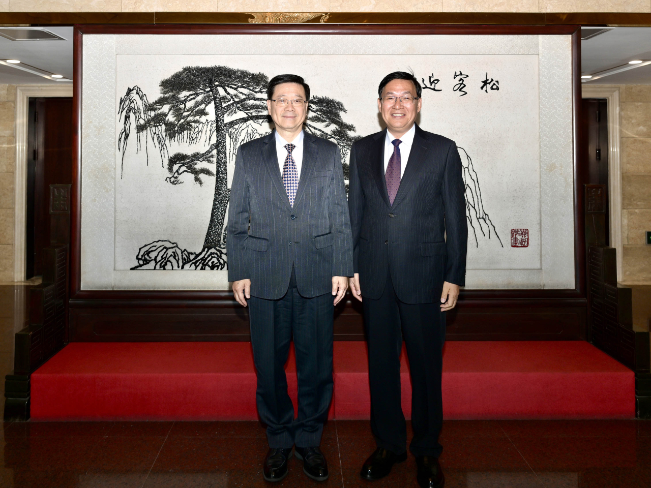 李家超（左）在北京與國務院國有資產監督管理委員會主任張玉卓（右）會面。（政府新聞處）