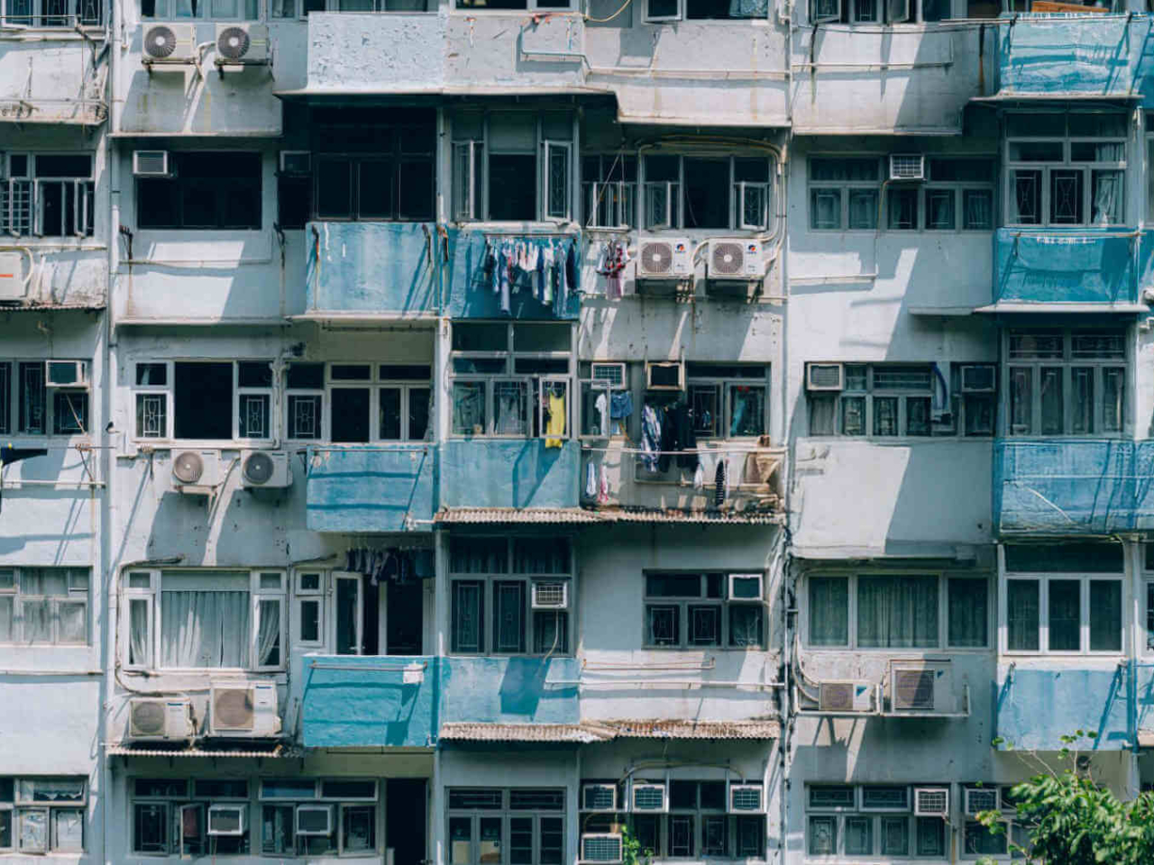 何永賢表示，簡樸房制度下的分間單位登記申請費用全免，完成登記後，有關分間單位可在1年登記期之外，再獲得3年寬限期。（簡樸房網站圖片）