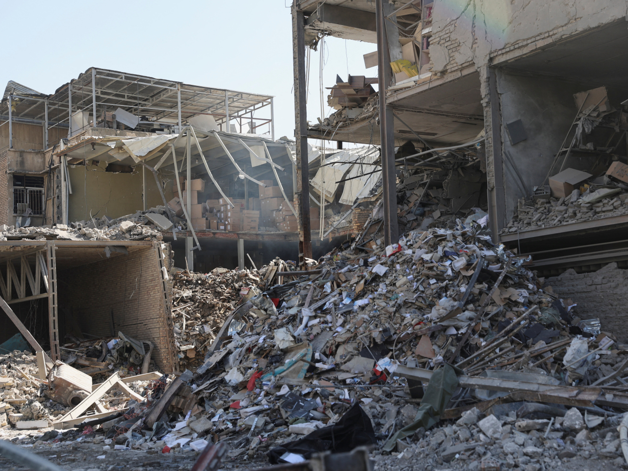 德黑蘭一間警局被擊中嚴重損毀。（路透社）