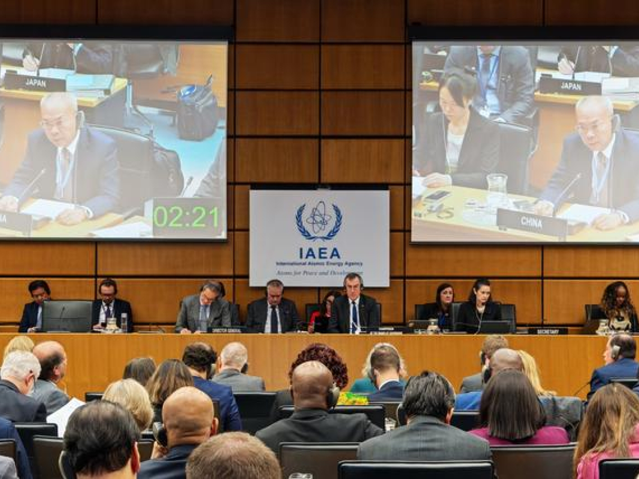 中國常駐國際原子能機構代表李松（屏幕上）在國際原子能機構理事會特別會議上發言。（新華社）