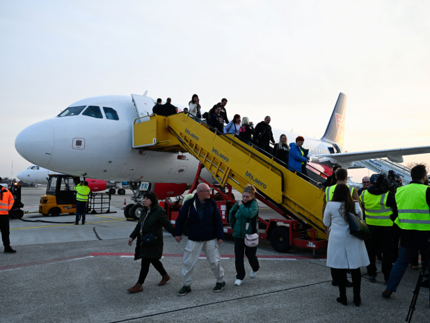 一批斯洛伐克人因中東地區衝突一度滯留約旦，他們乘坐飛機星期二返抵斯洛伐克首都布拉迪斯拉發的機場。（路透社）