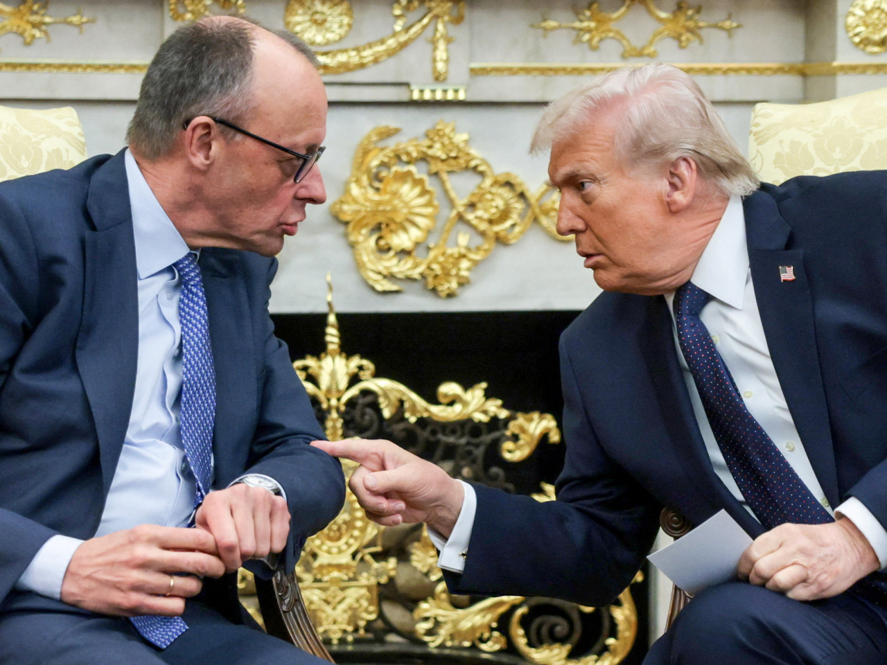 特朗普在白宮橢圓形辦公室，與到訪的德國總理默茨會面。（路透社）