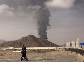 Smoke rises in the Fujairah oil industry zone in the United Arab Emirates following a fire caused by debris after interception of a drone by air defenses. Photo: Reuters