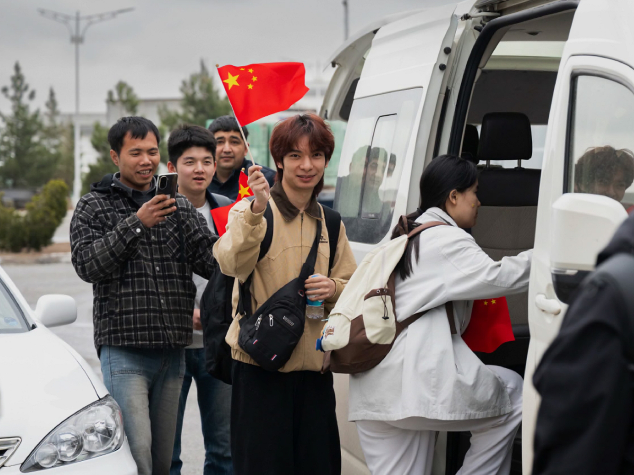 首批從伊朗撤至土庫曼境內的中國公民，當地今日凌晨已全部登機，啟程回國。（新華社）