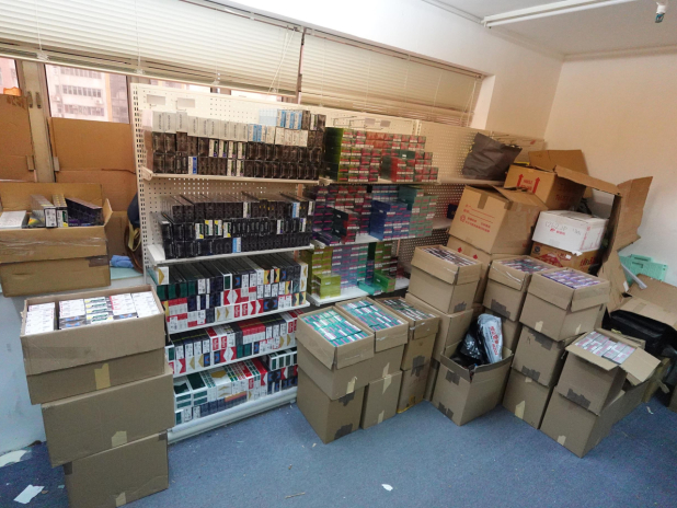 海關搗破懷疑私煙及另類吸煙產品貯存倉庫。（政府新聞處）