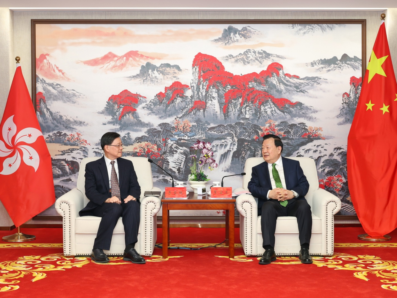 中央港澳辦、國務院港澳辦主任夏寶龍（右），在北京會見將列席十四屆全國人大四次會議開幕會的行政長官李家超（左）。（港澳辦）