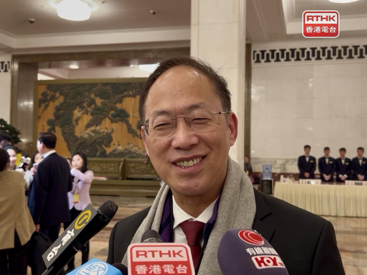 衞炳江表示，正積極考慮政府提出的貸款方案。（羅煒皓攝）