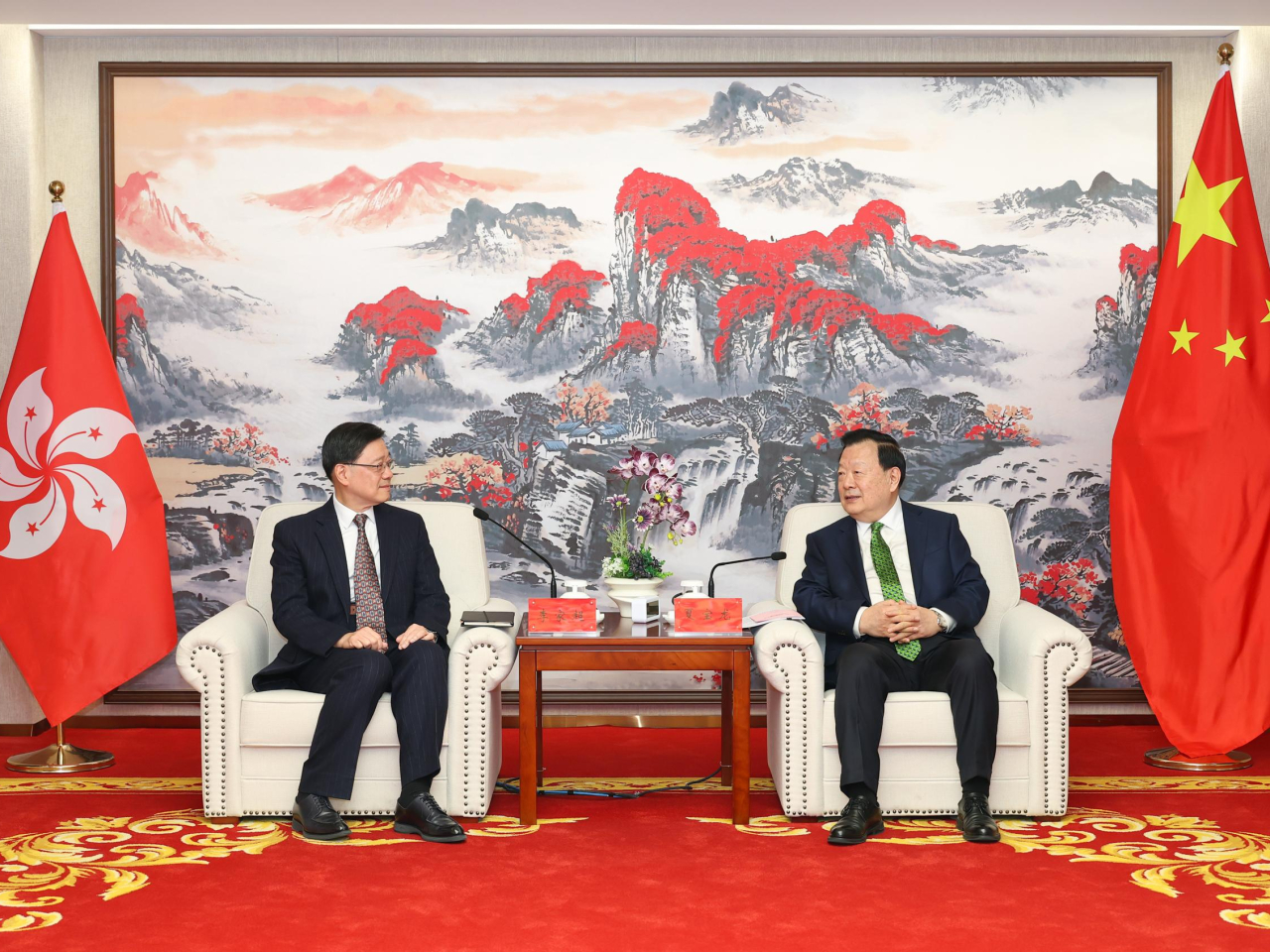 中央港澳工作辦公室主任、國務院港澳事務辦公室主任夏寶龍（右）在北京會見行政長官李家超（左）。（政府新聞處）