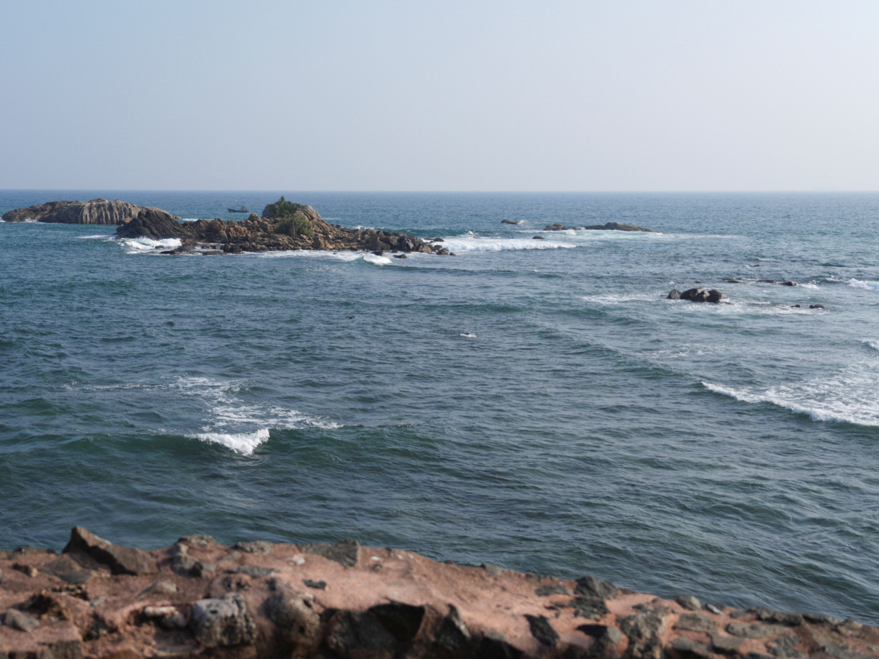 伊朗海軍一艘護衛艦在斯里蘭卡以南海域疑似遭到潛艇襲擊。（路透社）