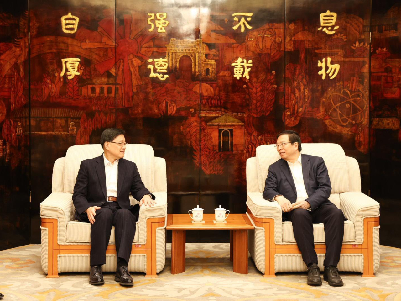 李家超（左）與清華大學黨委書記邱勇（右）會面。（李家超社交專頁）