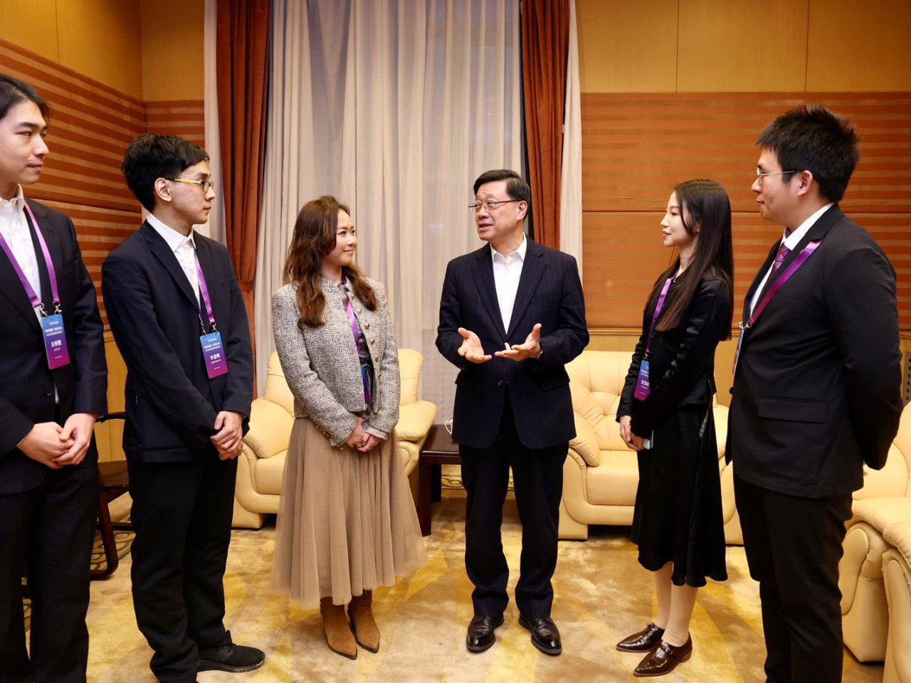 李家超（中）與在京學習的香港青年交流。（李家超社交專頁）