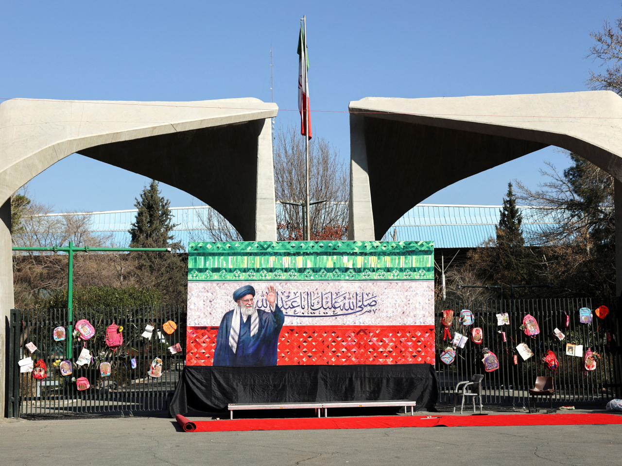 伊朗傳媒報道，原定今晚開始舉行的已故最高領袖哈梅內伊告別儀式被推遲。（路透社）