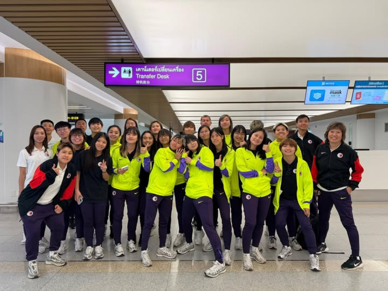 足總表示，中國香港女子代表隊已由阿聯酋迪拜安全抵達曼谷。（中國香港足球總會社交專頁）