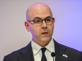 聯儲局理事米蘭認為，伊朗衝突帶來的風險，並未改變聯儲局今年繼續減息的必要性。（法新社資料圖片）