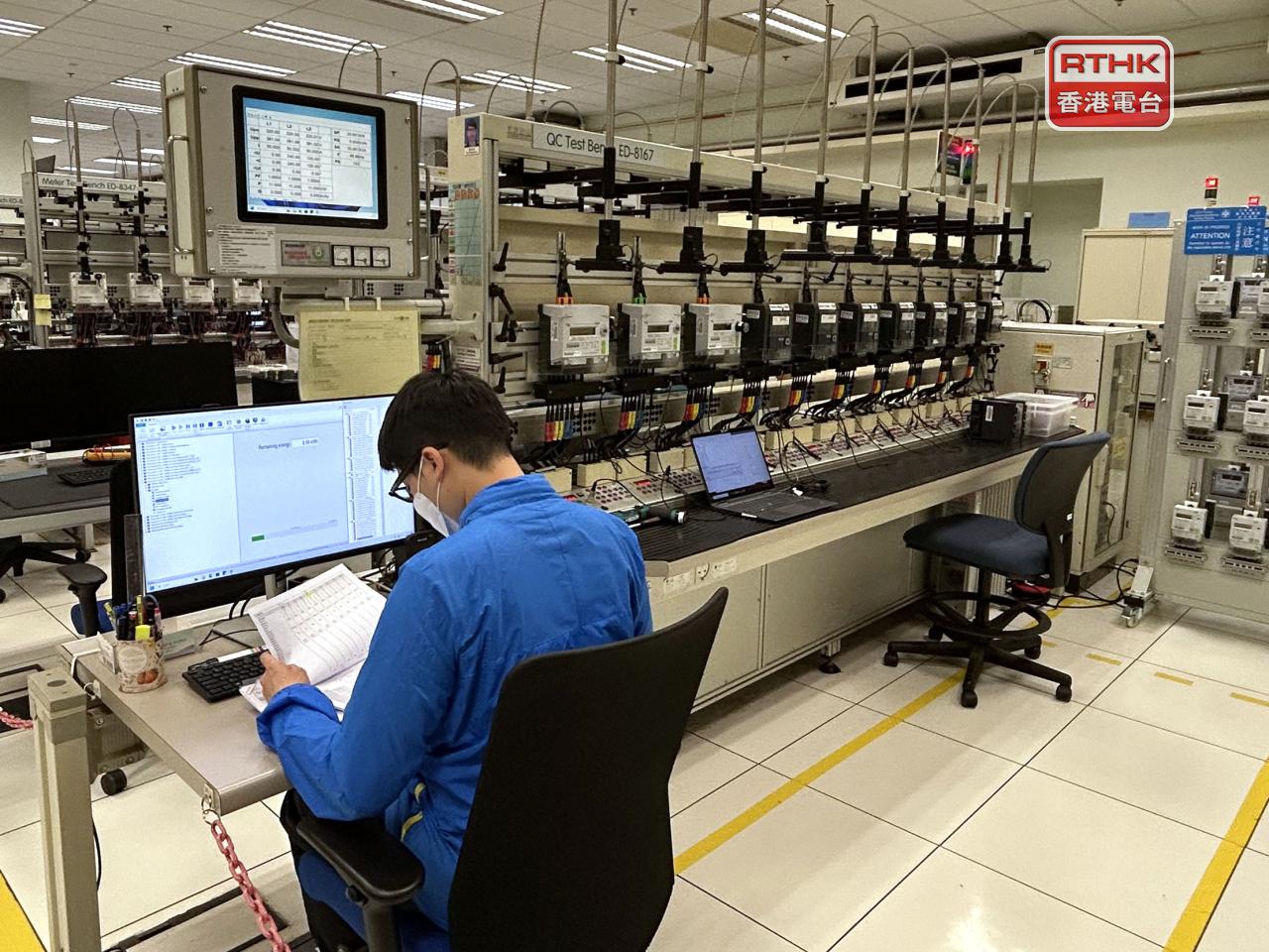 智能電錶每半小時會自動記錄用電數據，傳送到中電的雲端平台，毋須再人手上門抄錶。（鄧穎琳攝） .