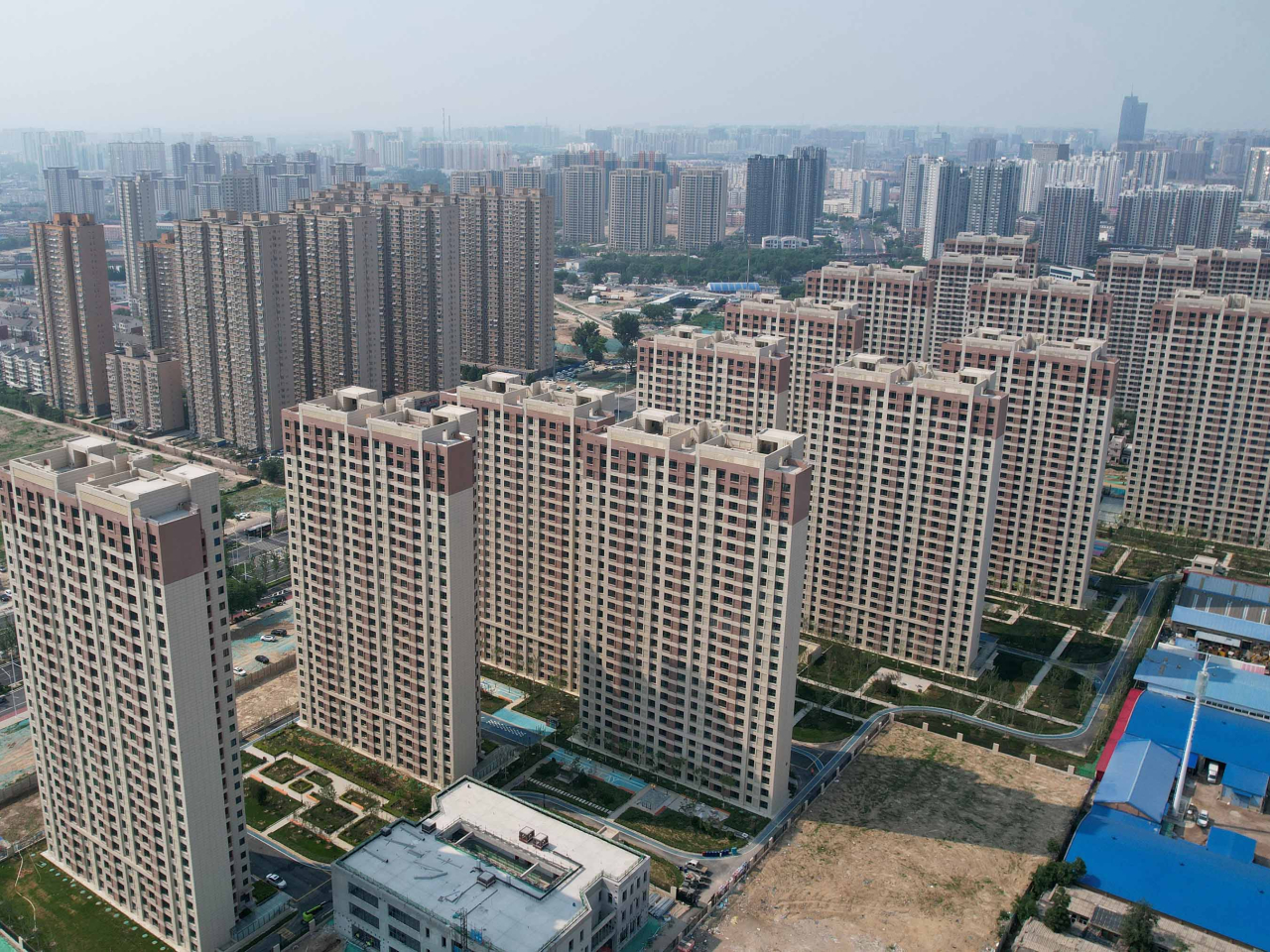 《政府工作報告》提到，要深入推進以人為本的新型城鎮化，優化基礎設施布局以及公共資源配置，提升高層建築火災防範和救援能力。（新華社）