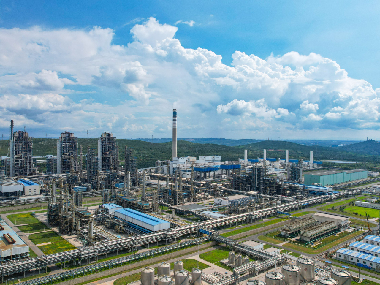 李強提出，要設立國家低轉型基金及綠色燃料等新增長點，管控高耗能高排放項目，加快淘汰落後產能。 （新華社）